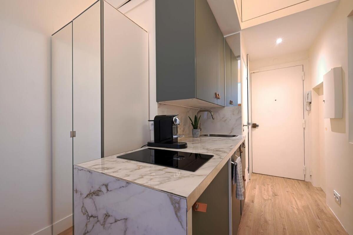 Apartment Elegant Studio Avenue Montaigne