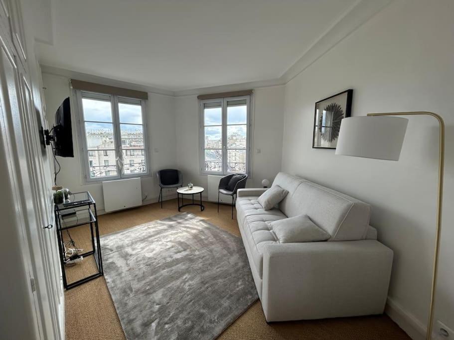 Elegant Eiffel Tower View Flat Apartment Paris