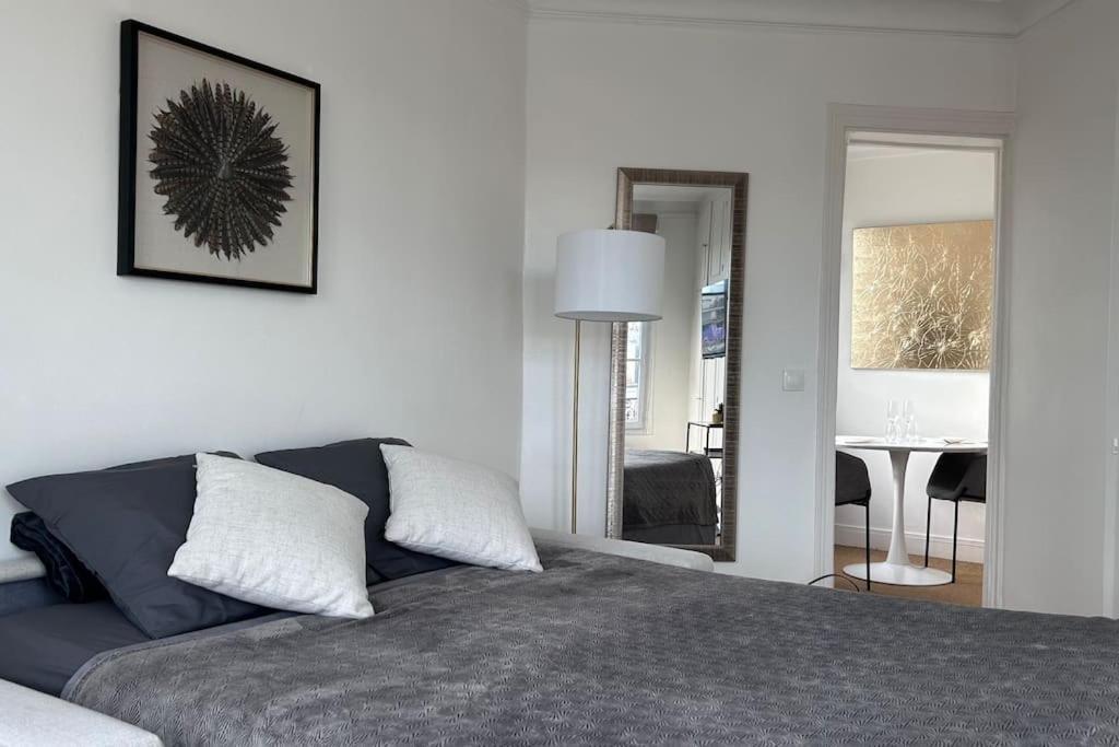 Elegant Eiffel Tower View Flat Apartment