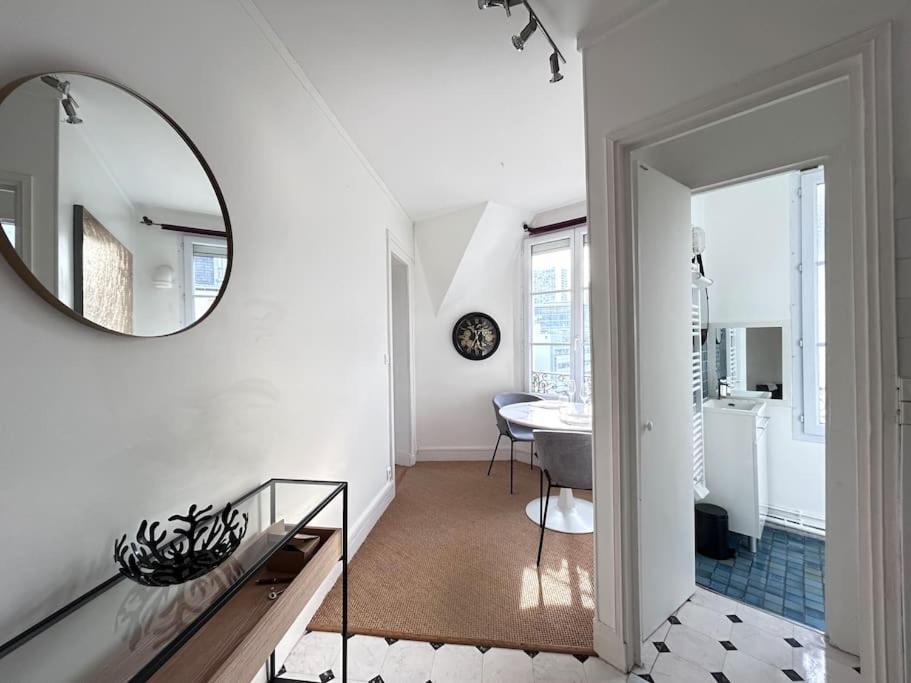 Elegant Eiffel Tower View Flat Apartment Paris