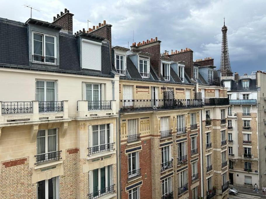 Elegant Eiffel Tower View Flat Apartment