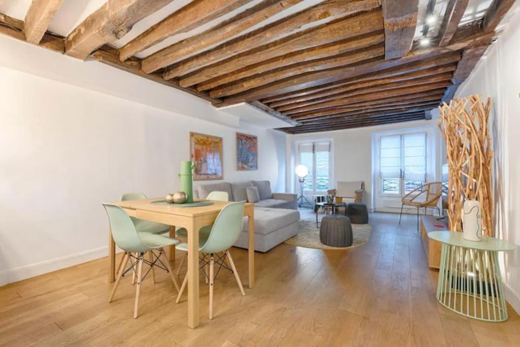 Marais Place Des Vosges Lovely 4p 1br Apartment Paris