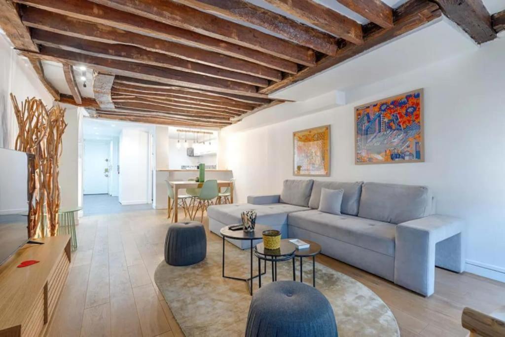 Marais Place Des Vosges Lovely 4p 1br Apartment