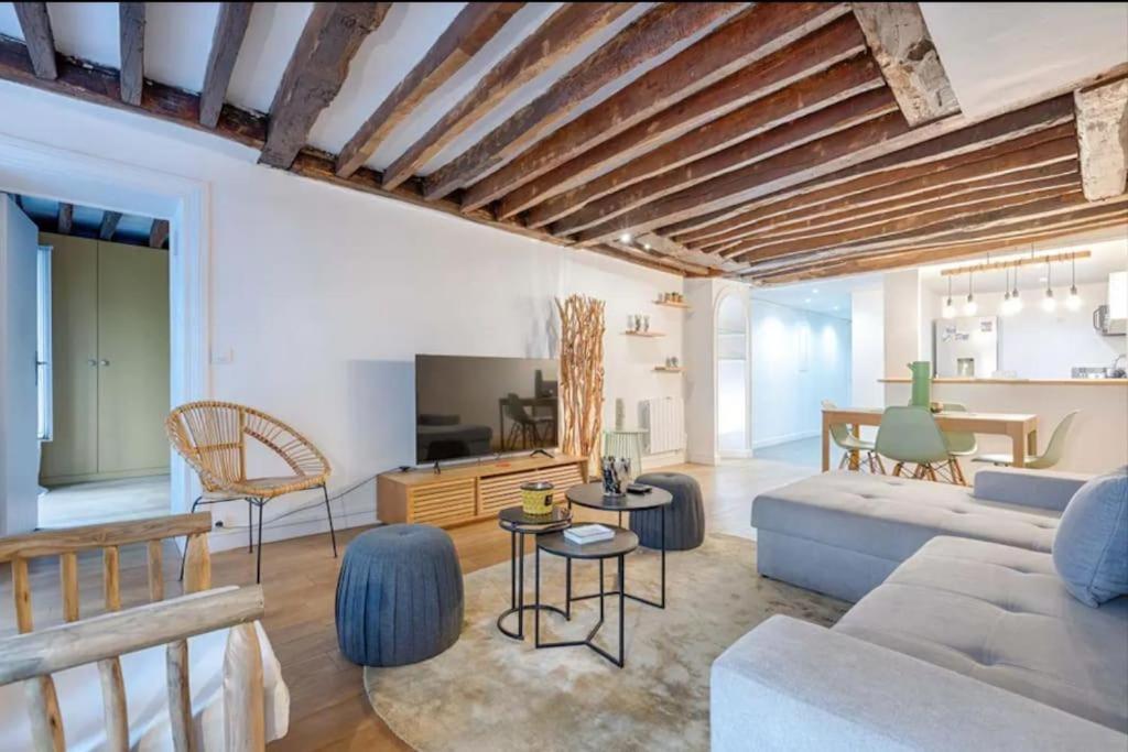 Marais Place Des Vosges Lovely 4p 1br Apartment Paris