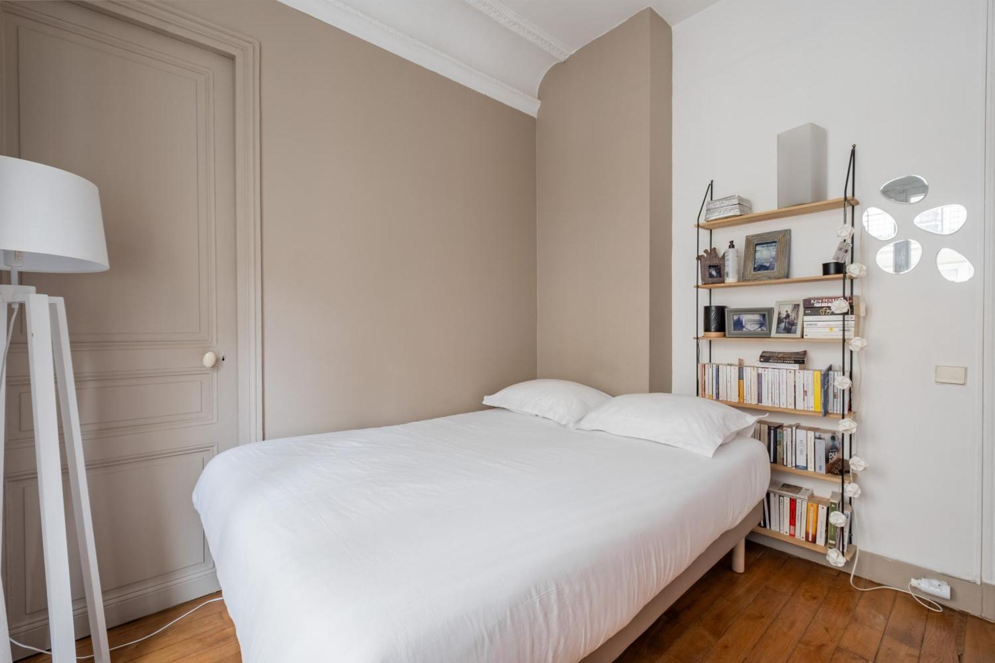 Veeve - Beauty Among The Bustle Apartment Paris