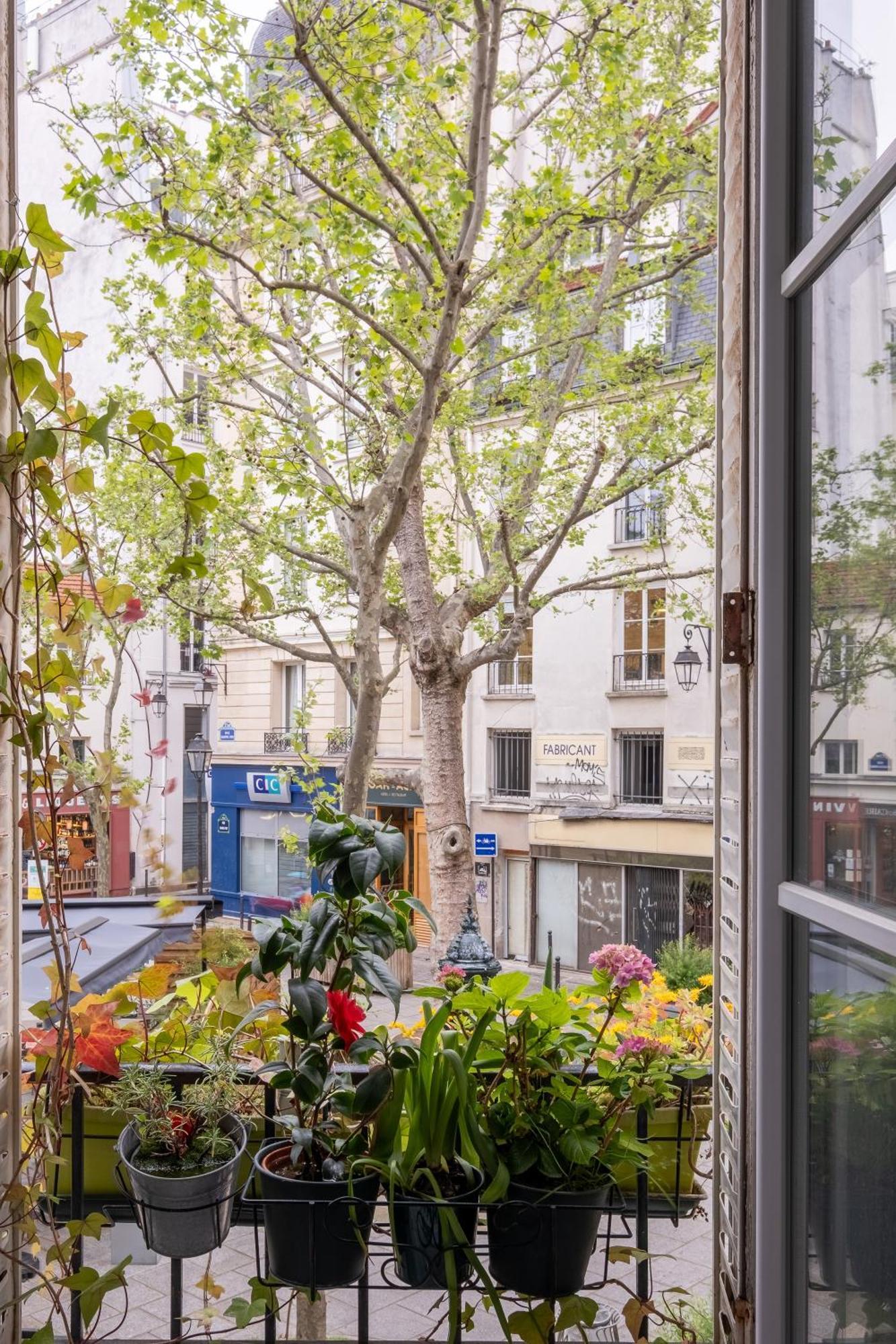Veeve - Beauty Among The Bustle Apartment Paris