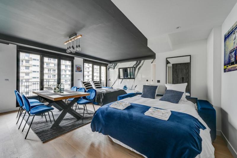 184 Quatro - Superb In Paris. * Paris