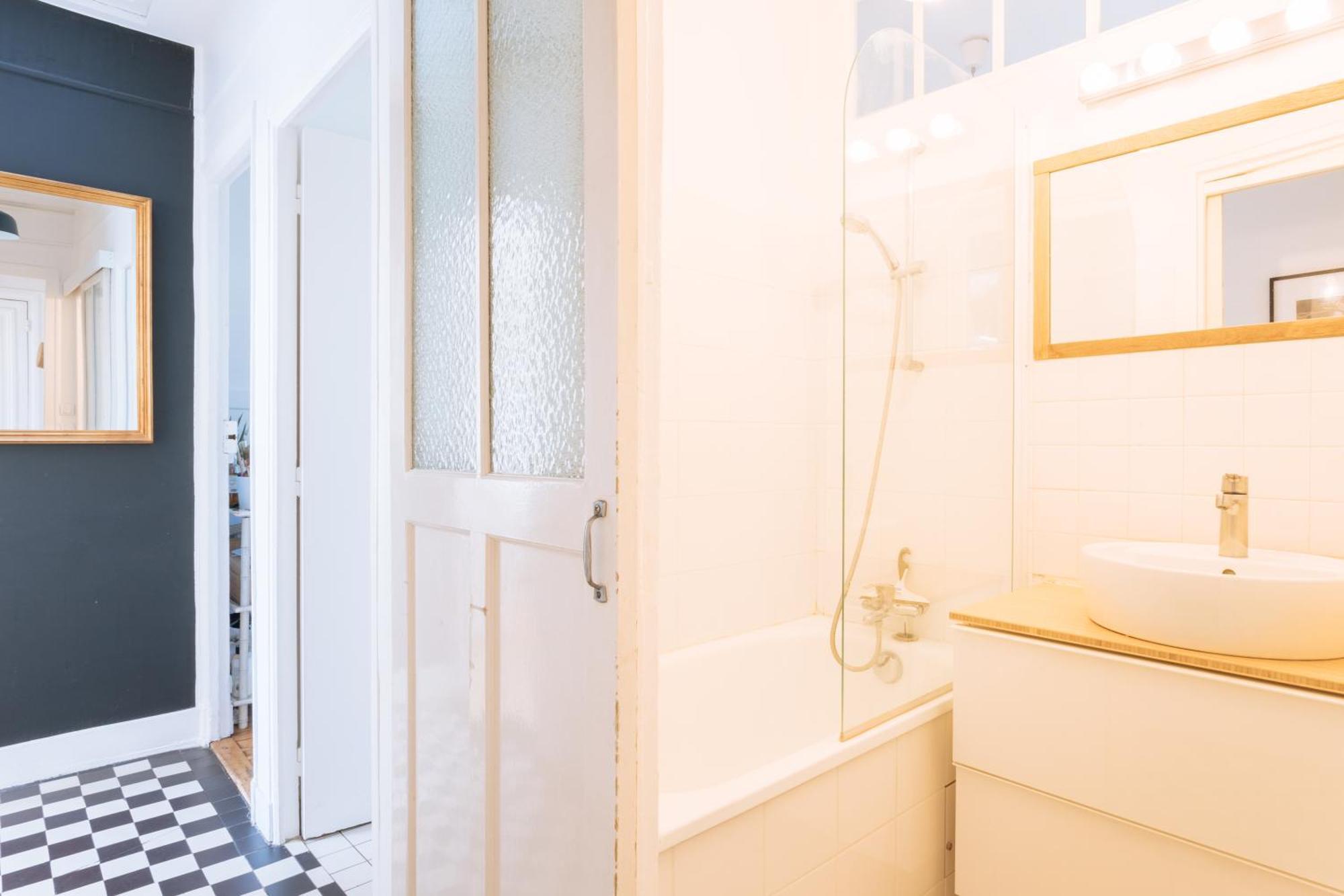 Ideally Located 2bd For 3 With Balcony&view