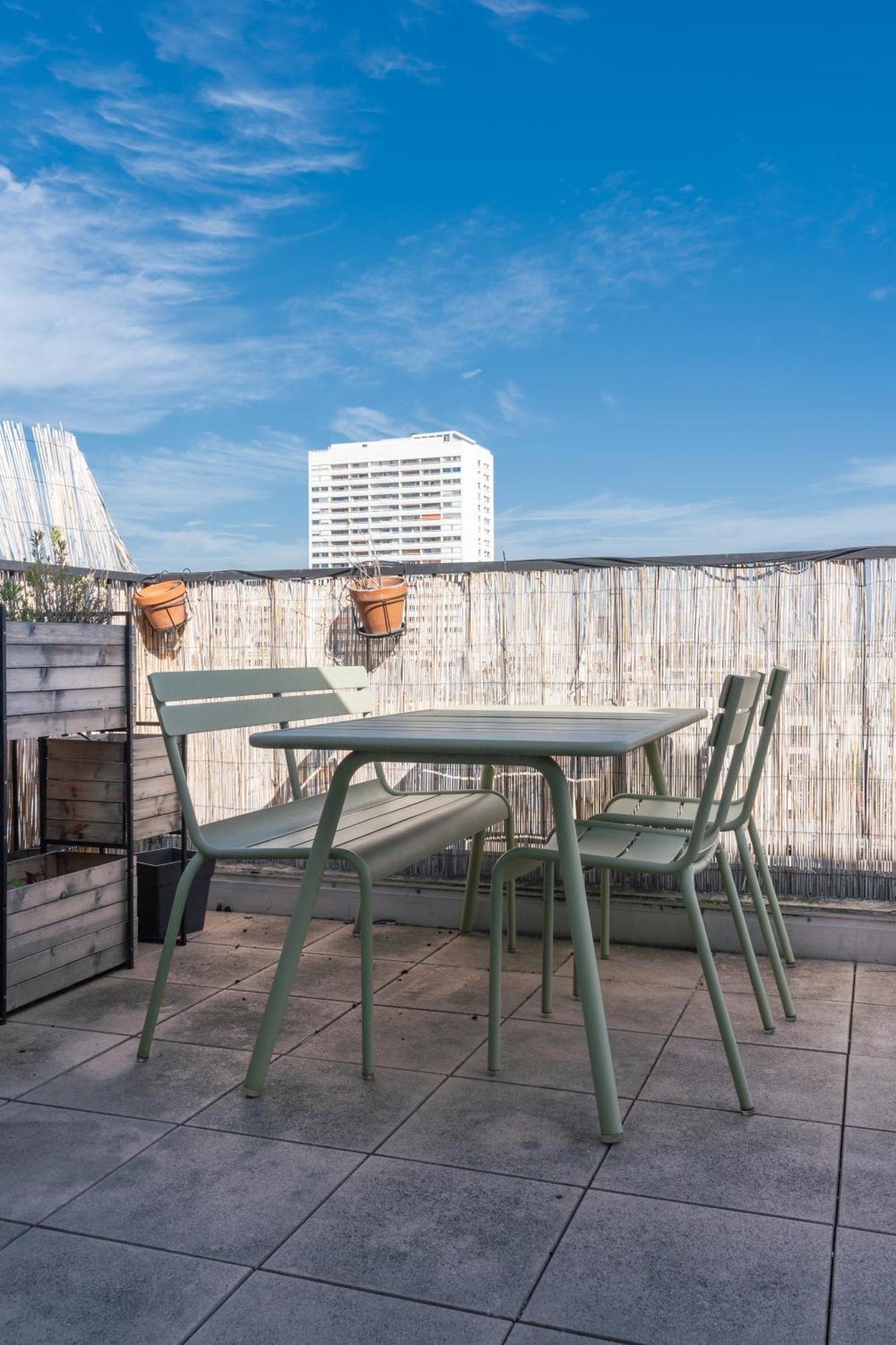 Breathtaking 2bd Roof-top Patio 19e! * Paris