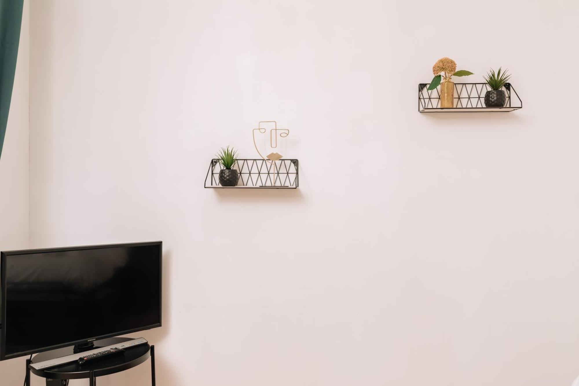 Contemporary 1bd Saint Lazare!