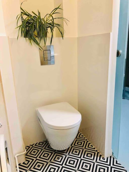 Appartement Studio, 11, Parc De Belleville Paris