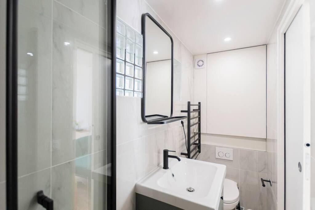 Superb And Design Near The Eiffel Tower Paris