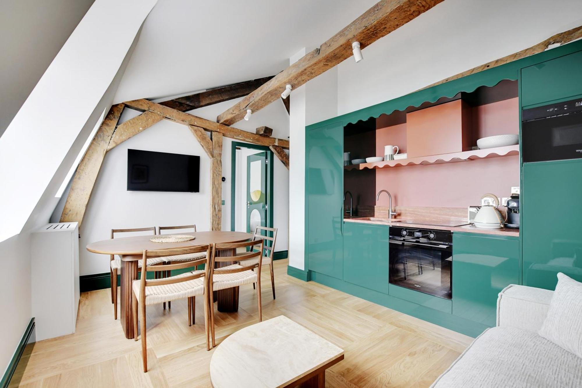 Collection Serviced In Notre Dame - Rue Savoie * Paris