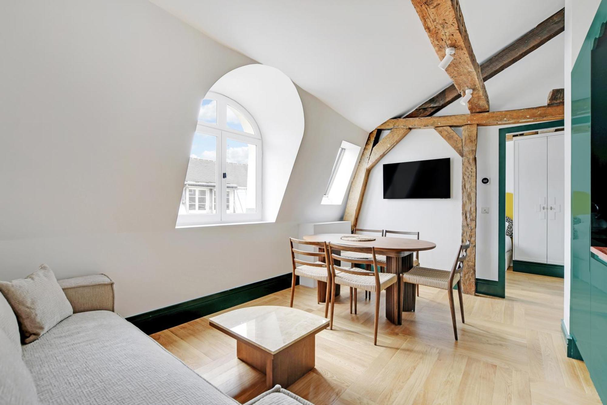 Collection Serviced In Notre Dame - Rue Savoie