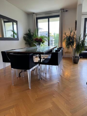 Eiffel Apartment Paris
