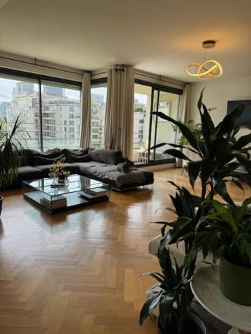 Eiffel Apartment