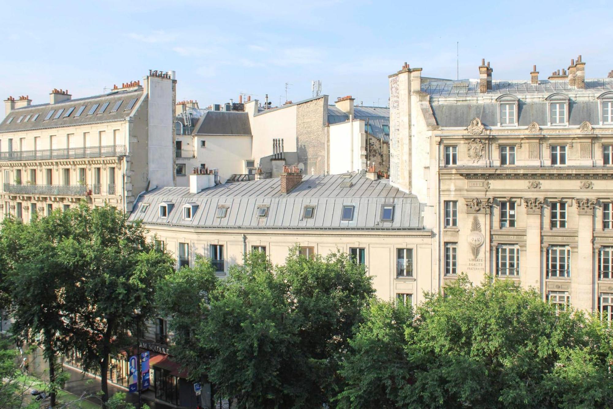 Beautiful And Spacious In The 10th * Paris