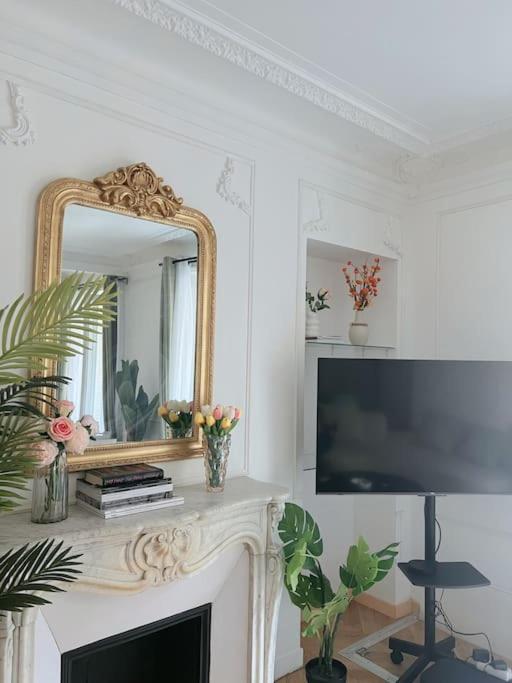 De Luxe Juste A Cote Des Champs-elysees *