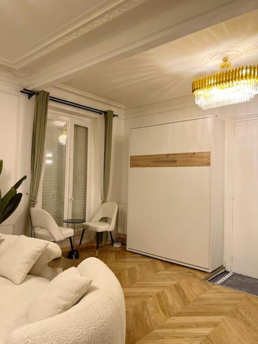 De Luxe Juste A Cote Des Champs-elysees Apartment Paris