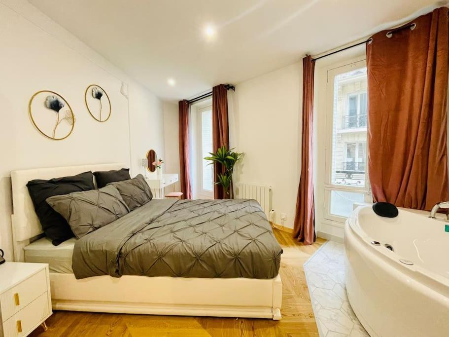 De Luxe Juste A Cote Des Champs-elysees *