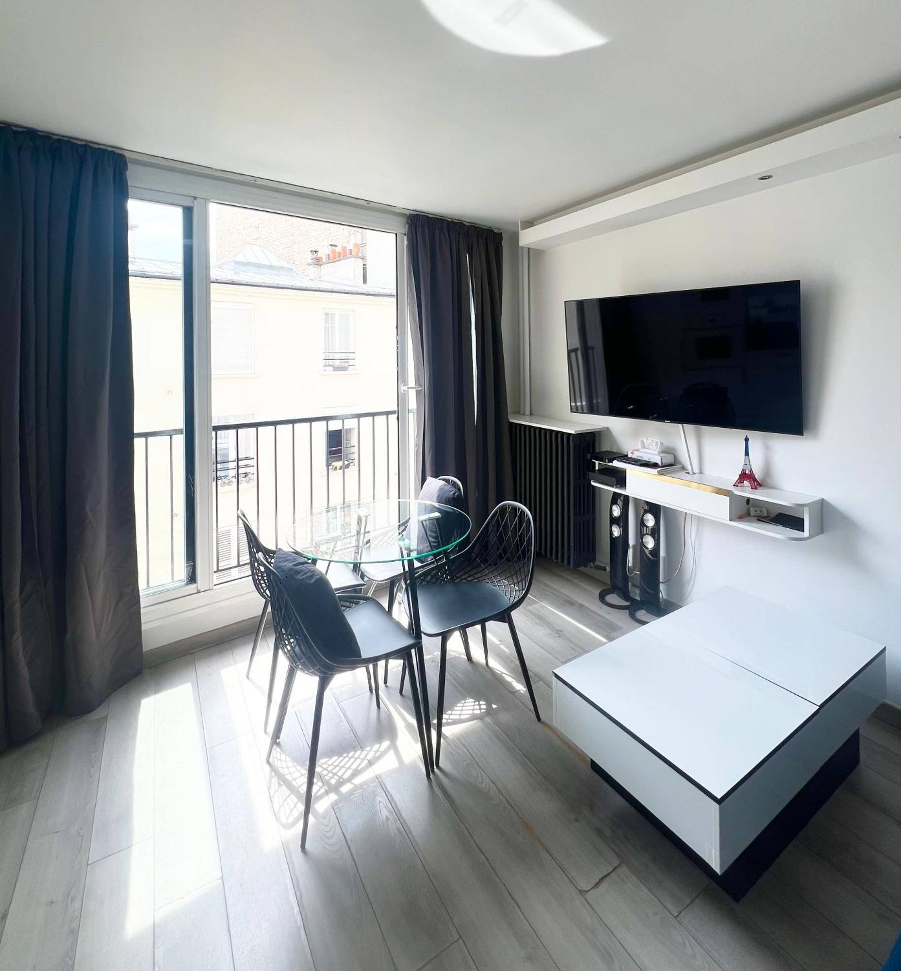 Like Arc De Triomphe, Champs Elysees, Tour Eiffel Appartement Paris