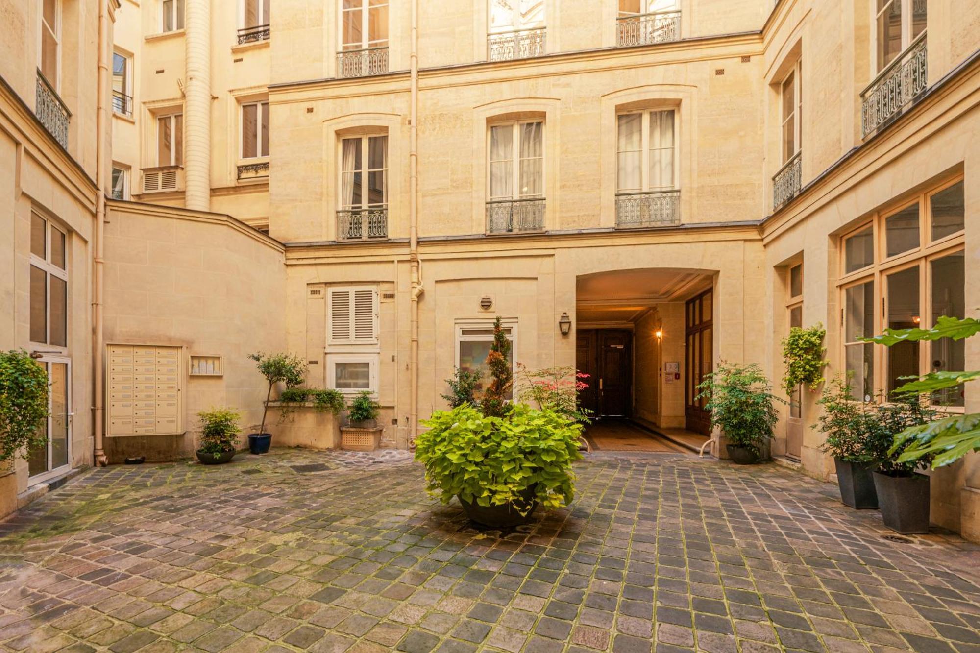 1min Walk From Champs Elysees - Avenue Montaigne - Ac - Self-checkin - Working Desk Apartment *