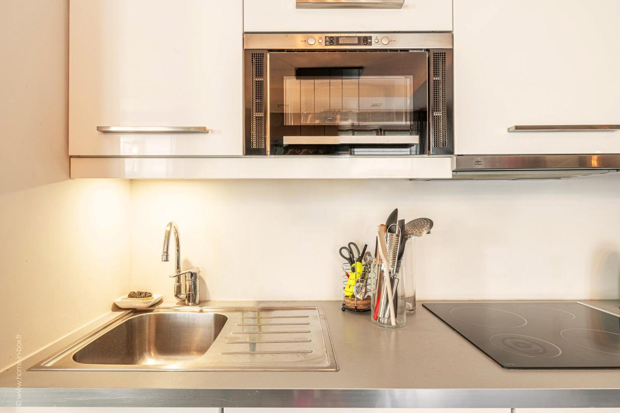 Apartment 1min Walk From Champs Elysees - Avenue Montaigne - Ac - Self-checkin - Working Desk *