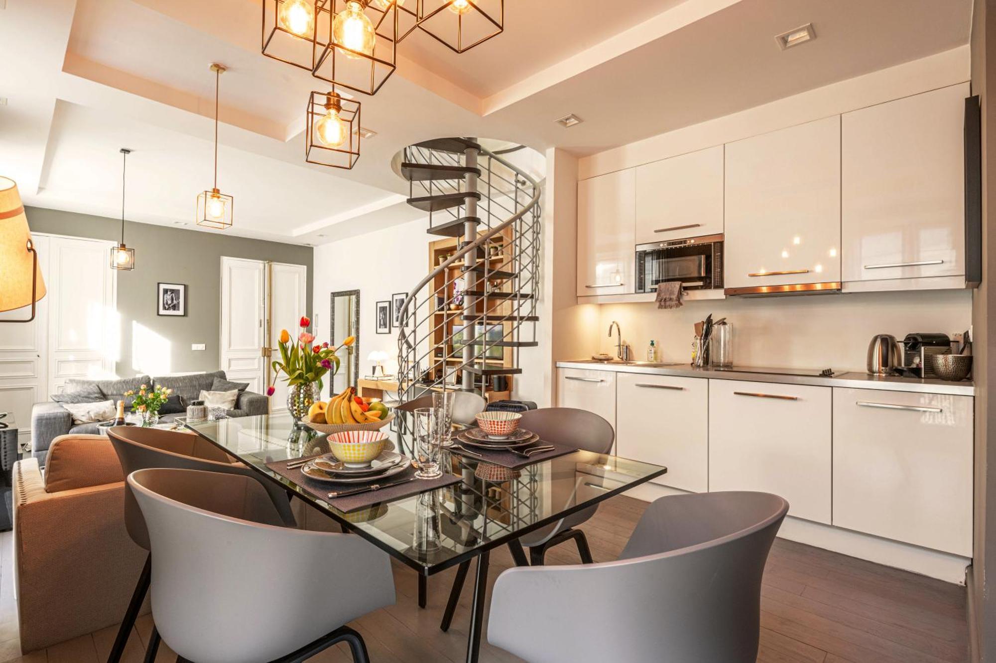 Apartment 1min Walk From Champs Elysees - Avenue Montaigne - Ac - Self-checkin - Working Desk Paris