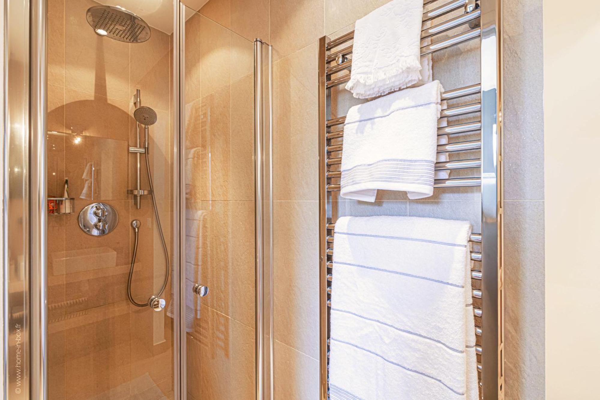 1min Walk From Champs Elysees - Avenue Montaigne - Ac - Self-checkin - Working Desk Apartment *