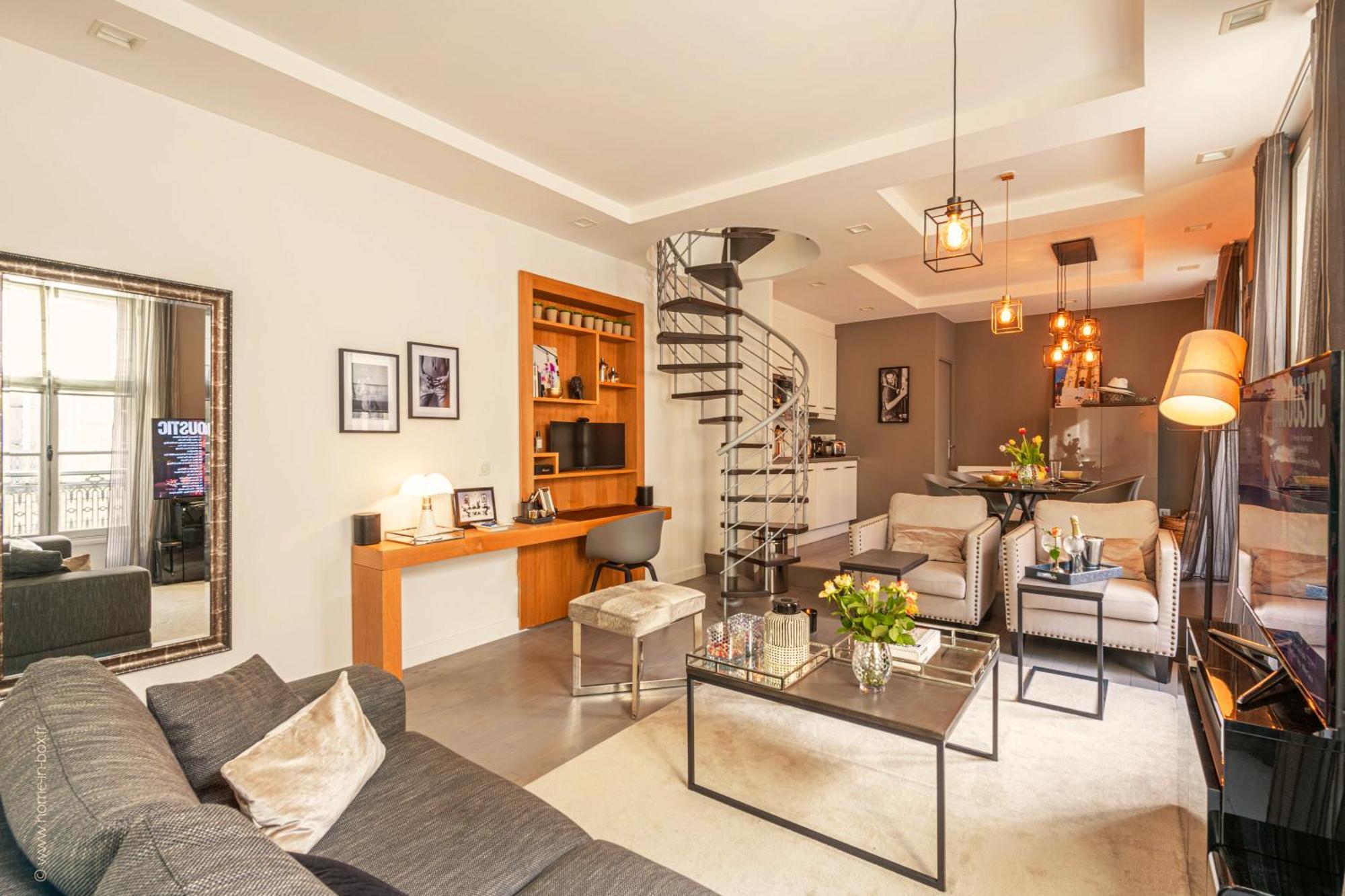 Apartment 1min Walk From Champs Elysees - Avenue Montaigne - Ac - Self-checkin - Working Desk *