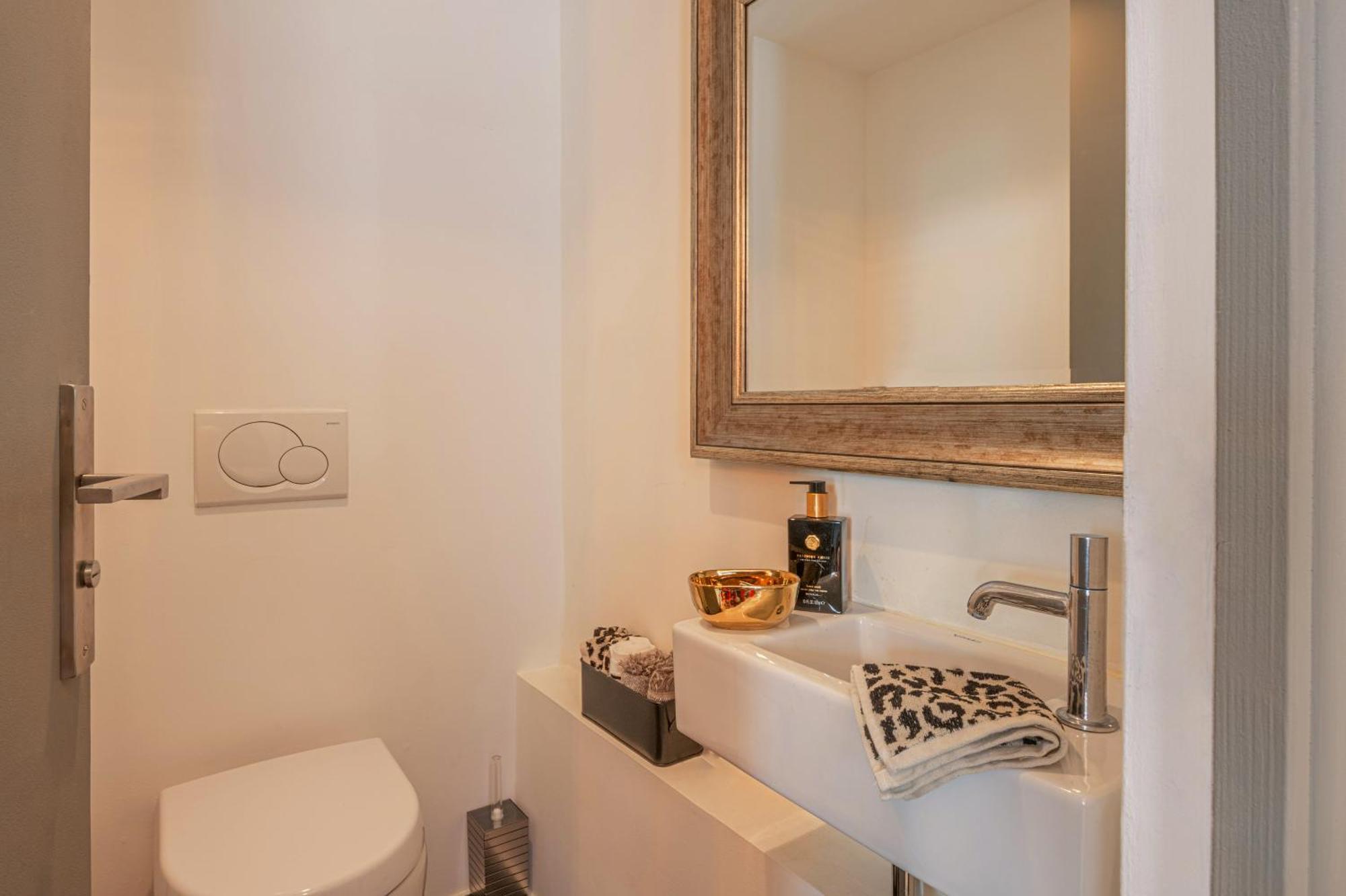 Apartment 1min Walk From Champs Elysees - Avenue Montaigne - Ac - Self-checkin - Working Desk Paris