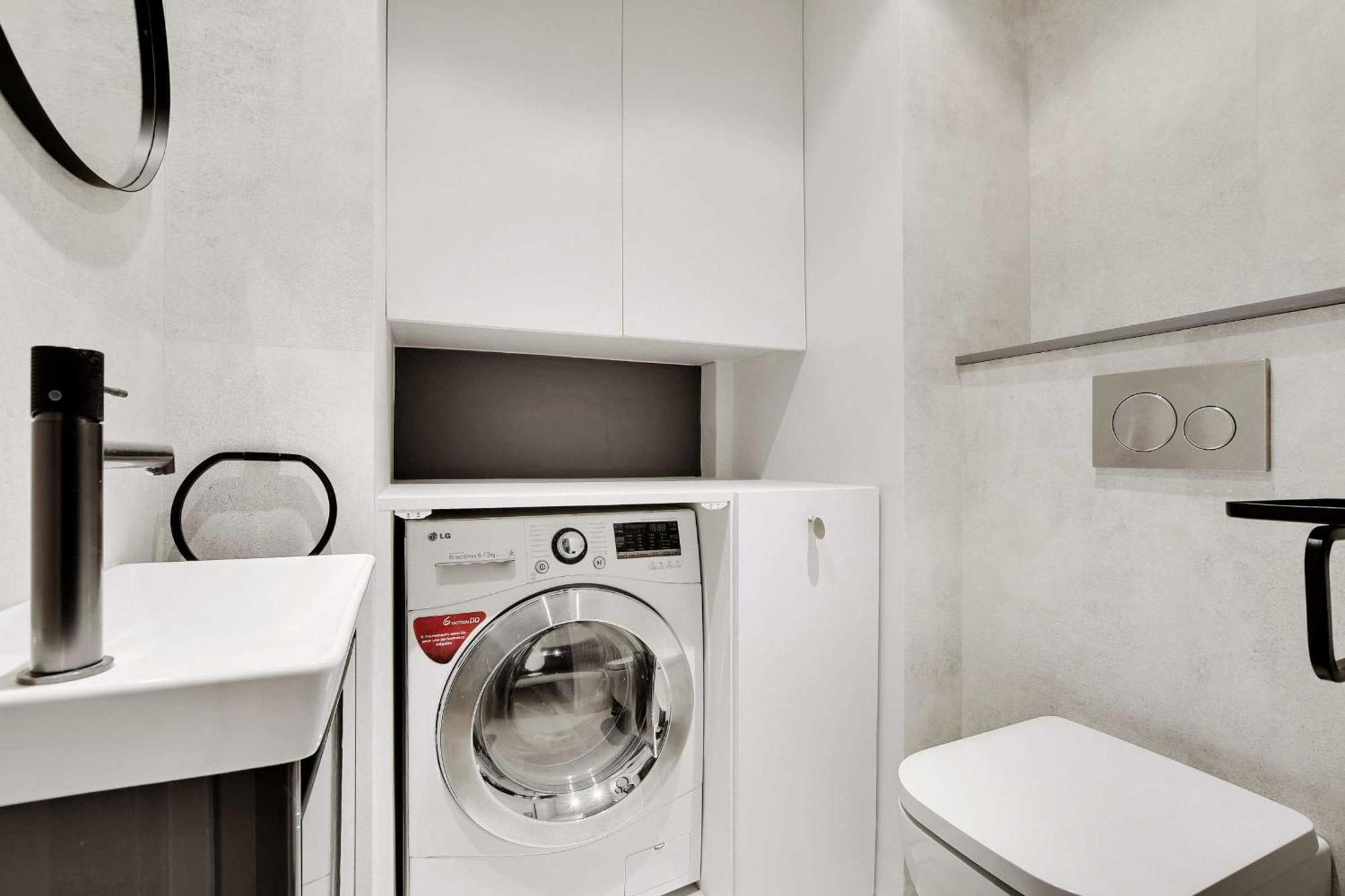 Modern Elegance A Stone's Throw From The Arc De Triomphe *
