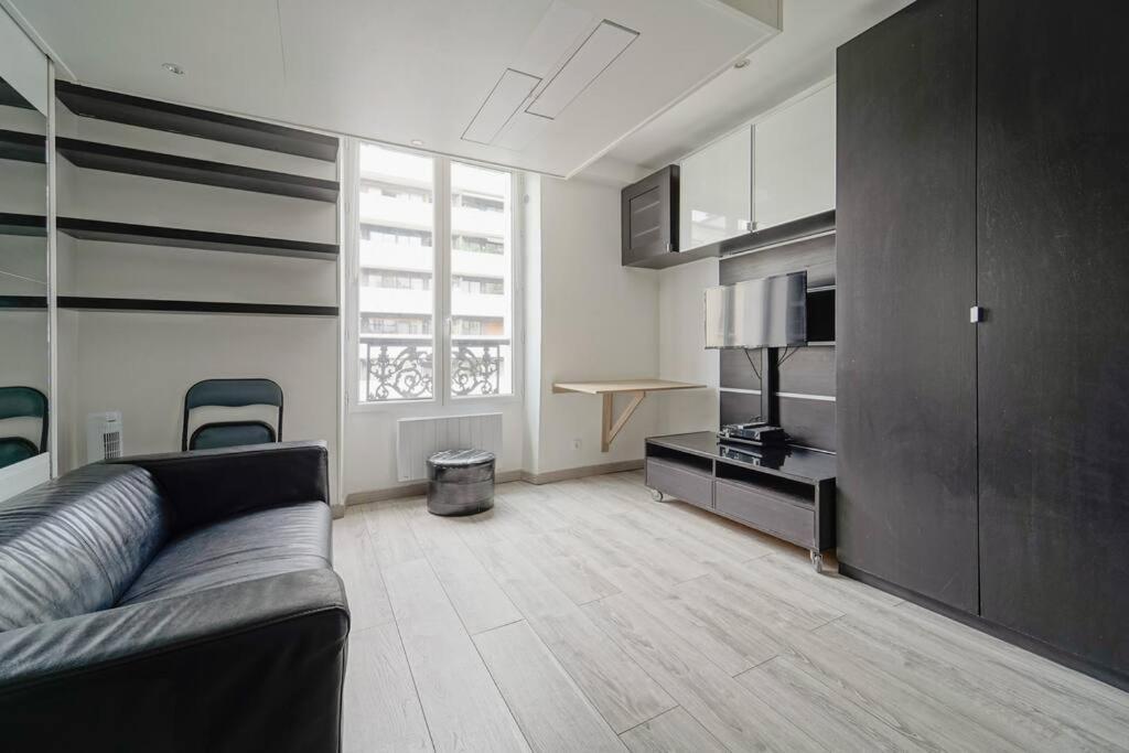 Doorman - Parisian Historic Gem - Location Apartment