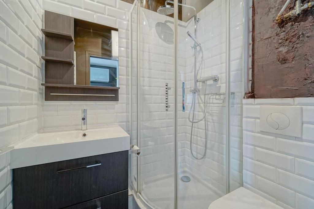 Apartment Doorman - Parisian Historic Gem - Location *
