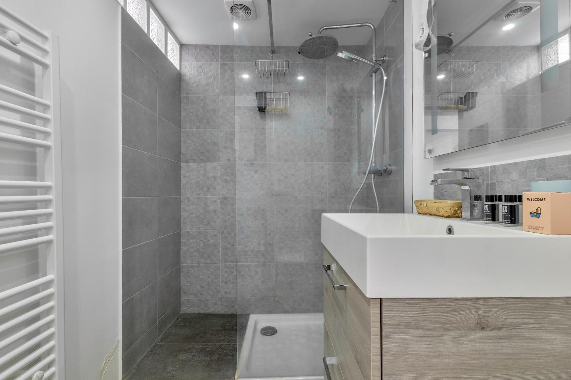 Faubourg St Martin - Canal Saint Martin Chaleureux Apartment