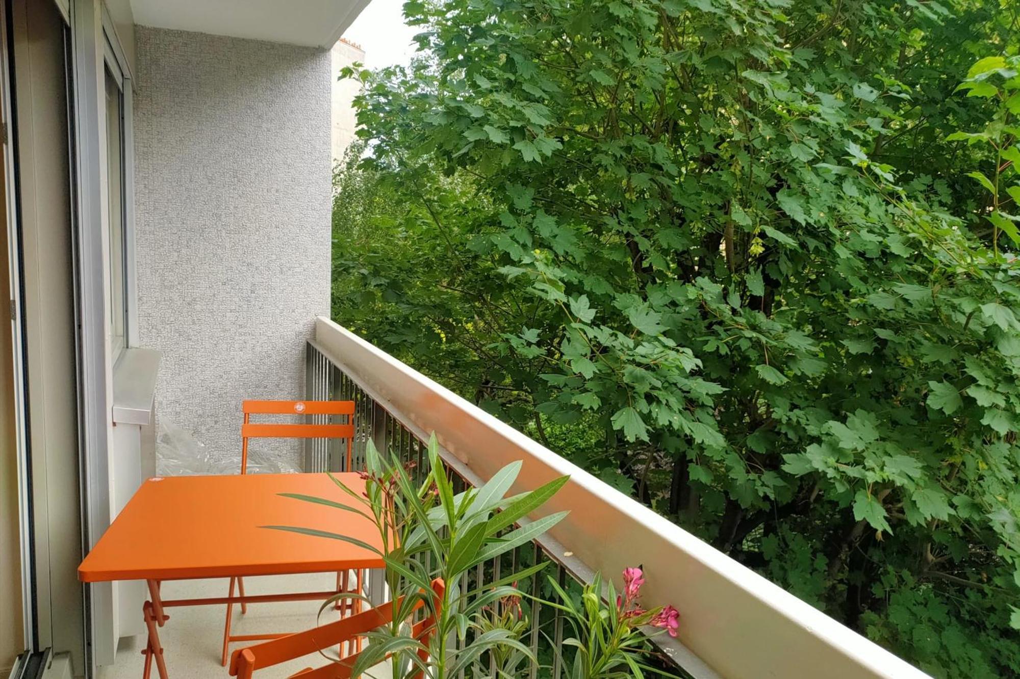 Cosy Overlooking A Area Paris