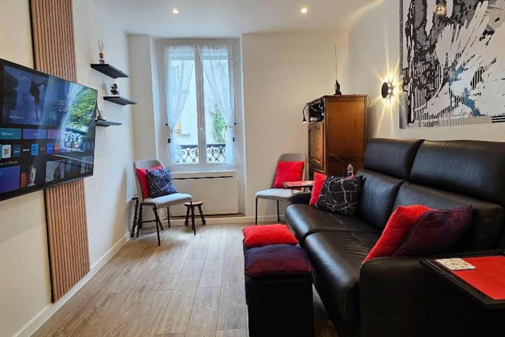 Doorman - Modern & Chic Studio In 17th Apartment