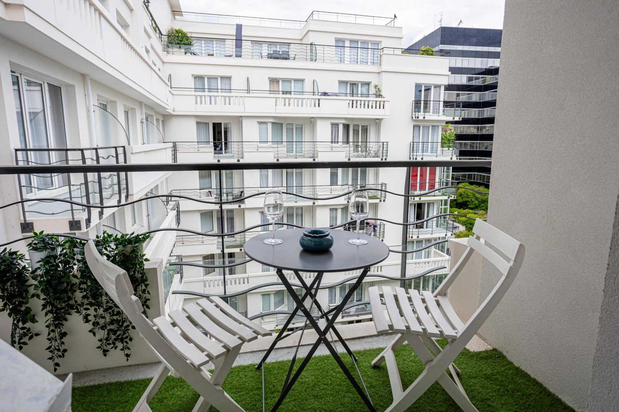 Lila - Confortable In * Paris