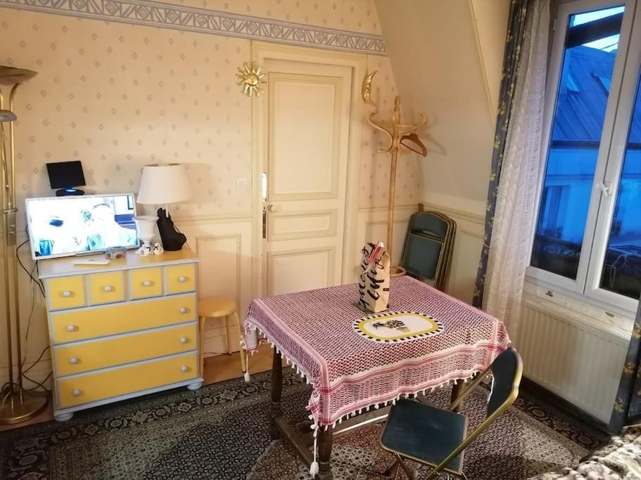2 Pieces Apercu Vue Sacre Coeur-rue Des Martyrs Apartment