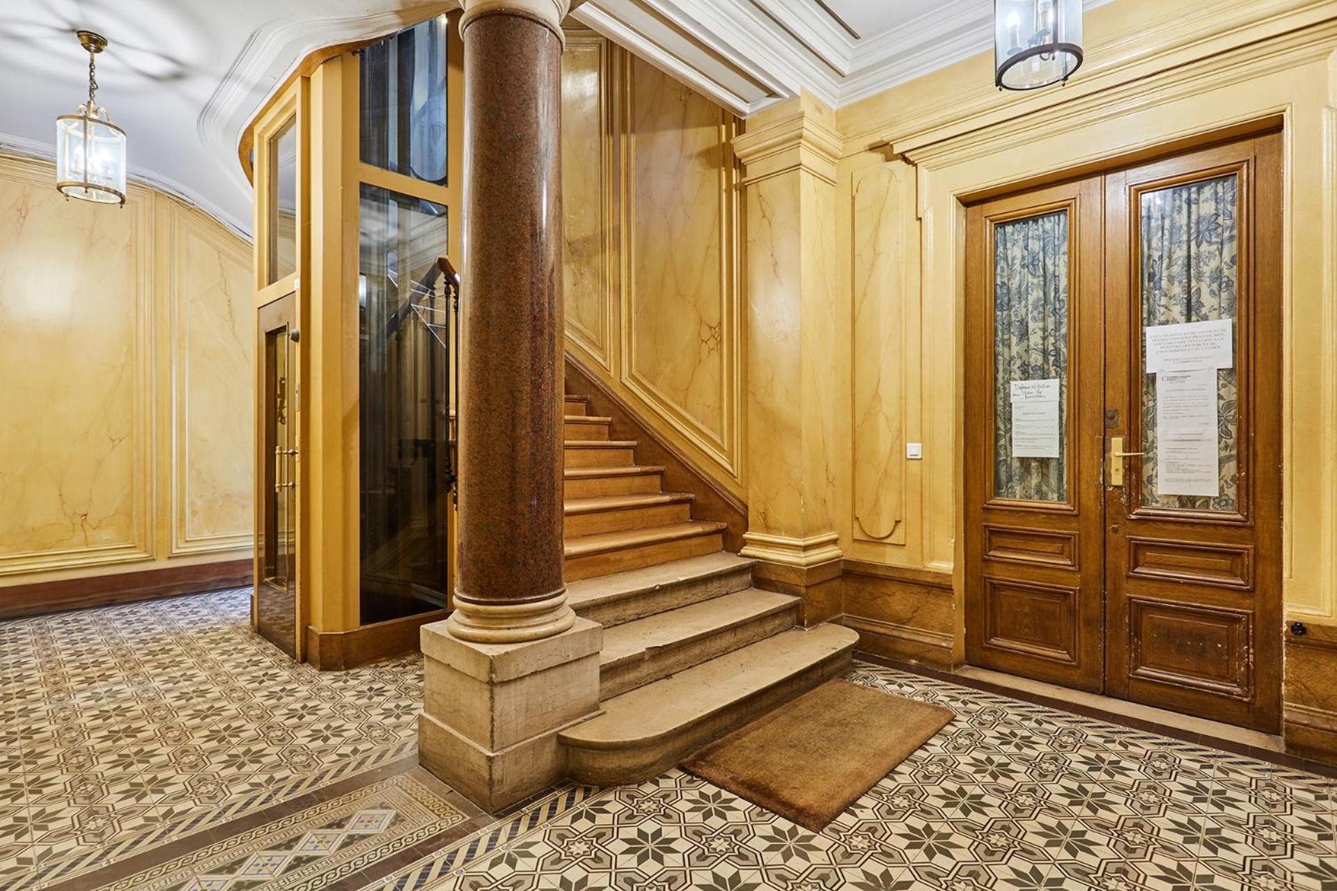 2 Center Of By Prestige Paris