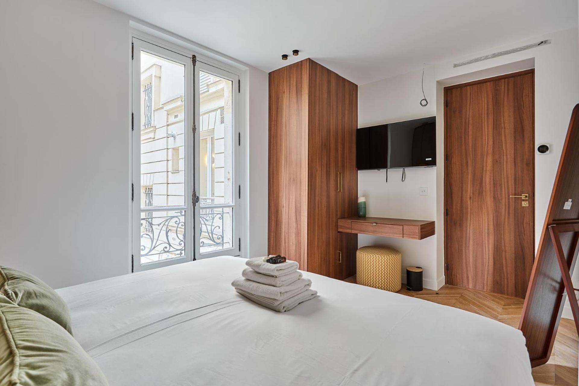 2 Center Of By Prestige Paris