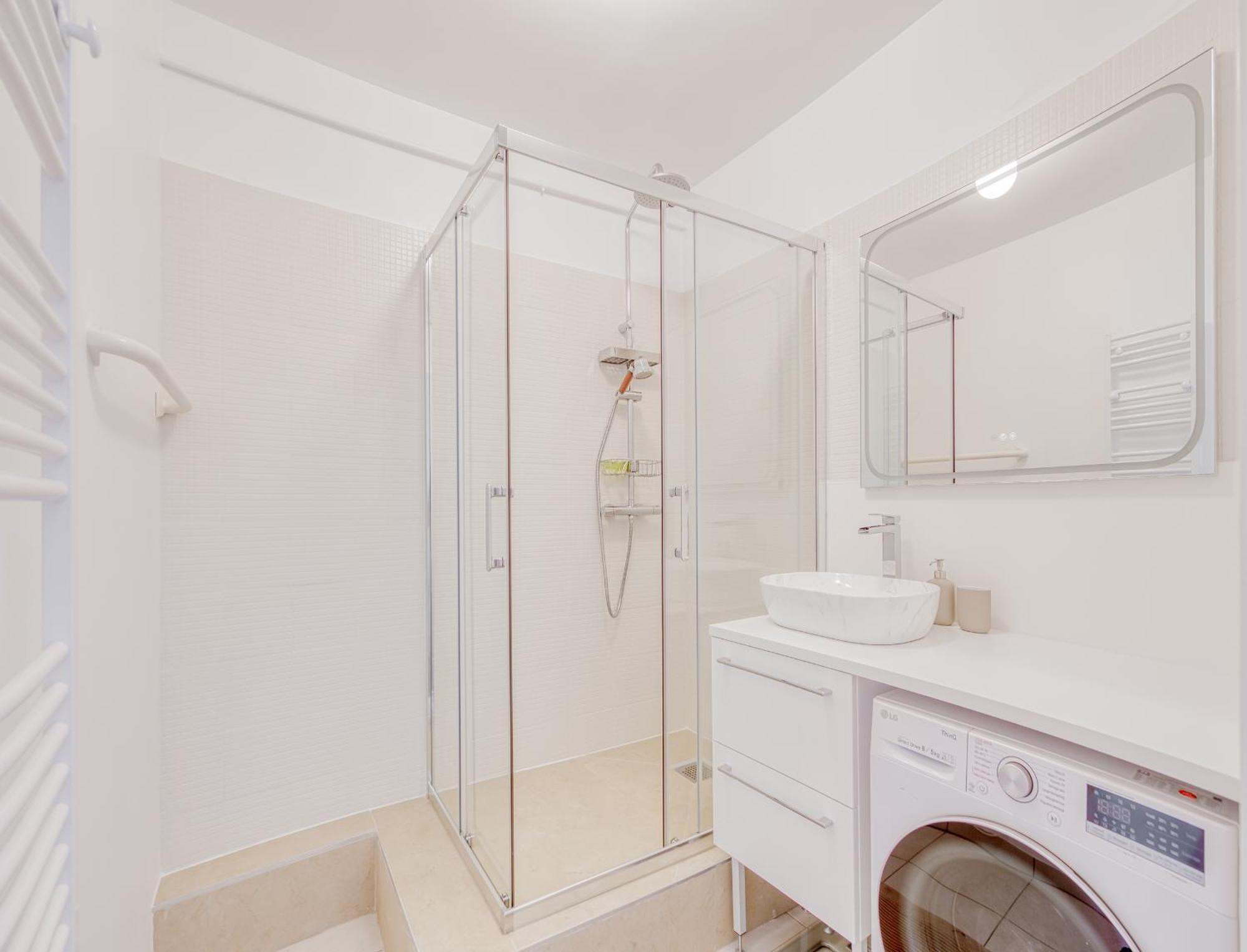 Eiffel Tower 10 Minutes 1br Renovated Paris