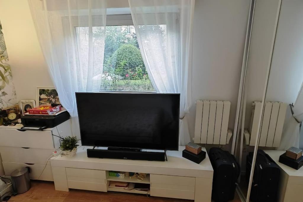 Apartamento T2 Meuble 1 Er Etage Dans Un Quartier Calme A 17 *