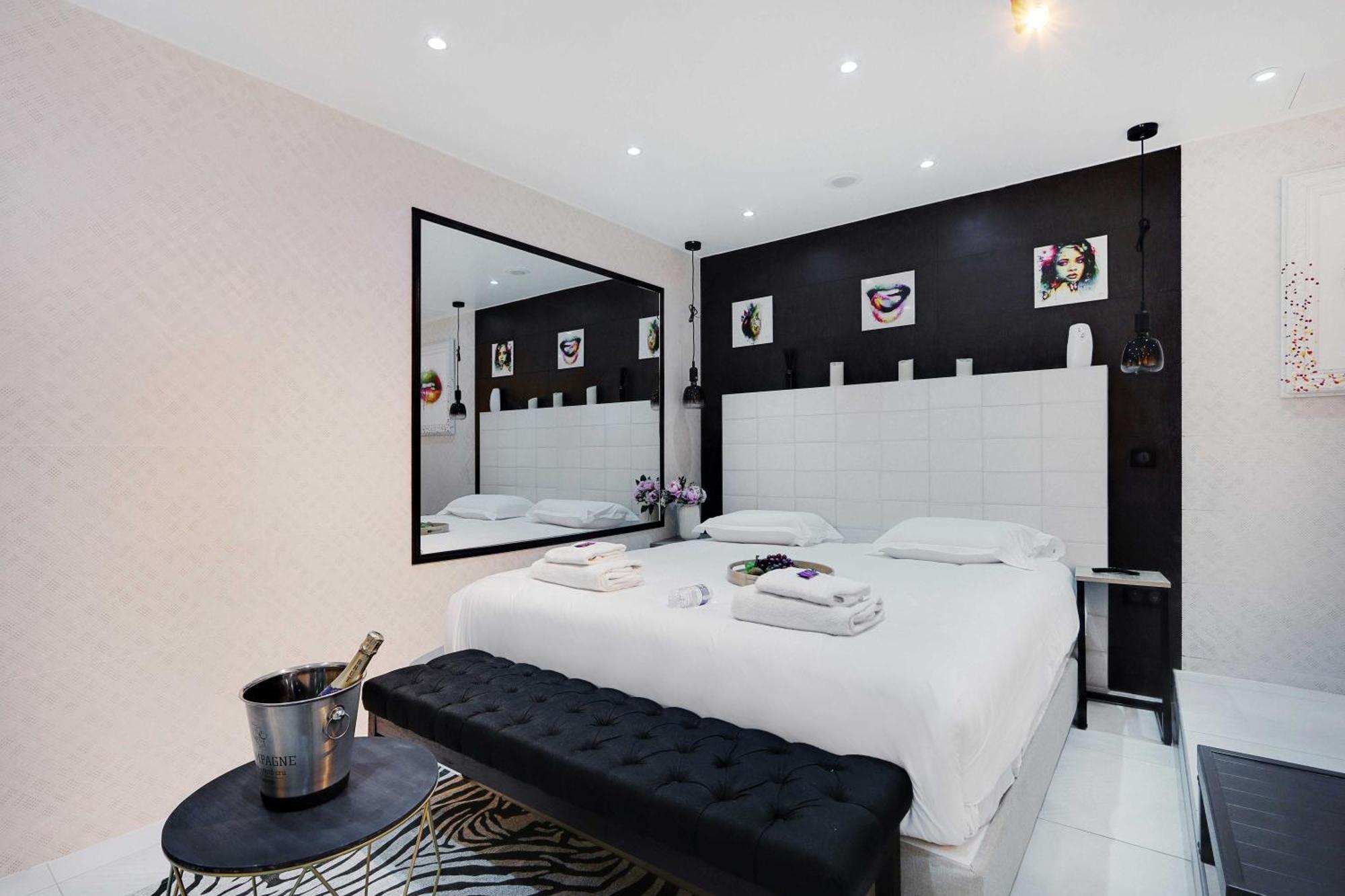 Intimate With Air Conditioner & Jacuzzi 2br 6p Montmartre Appartement *