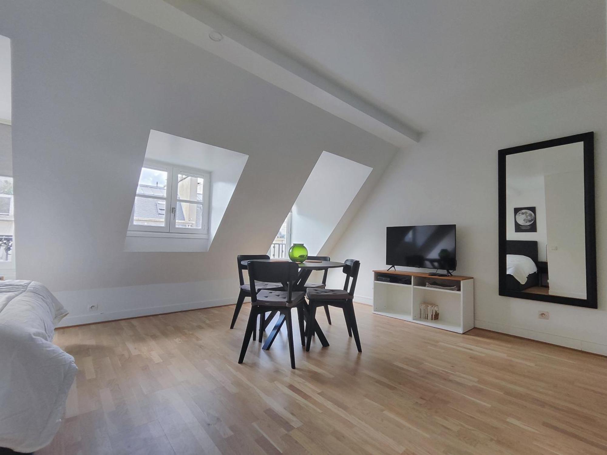 Apartment Rue De Berri - 8 *