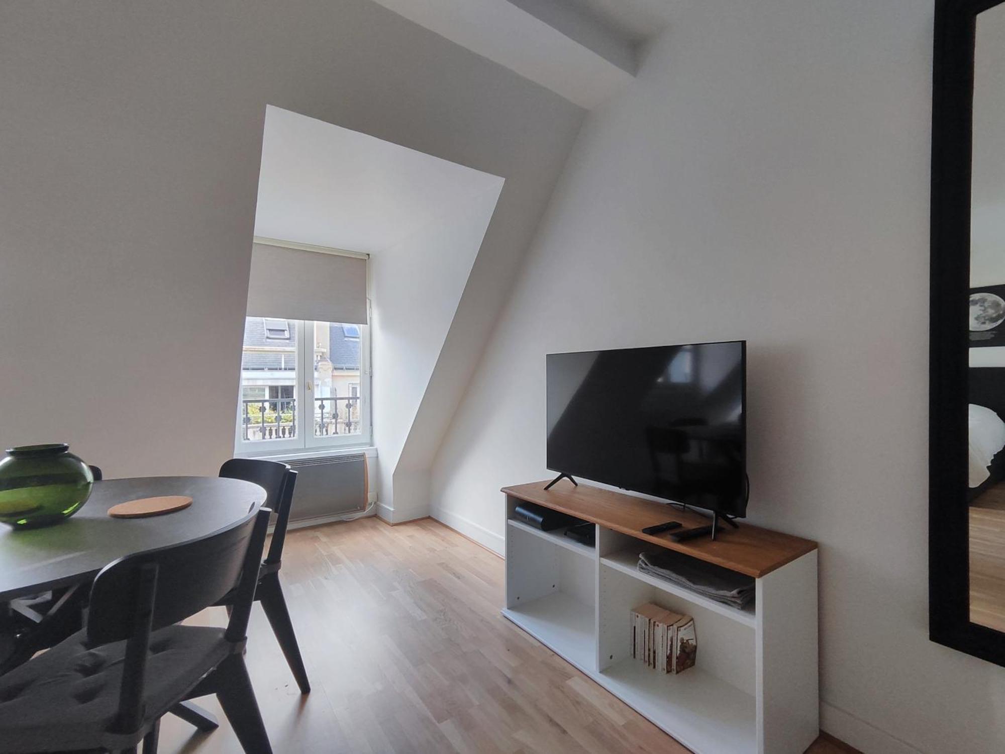 Apartment Rue De Berri - 8 *
