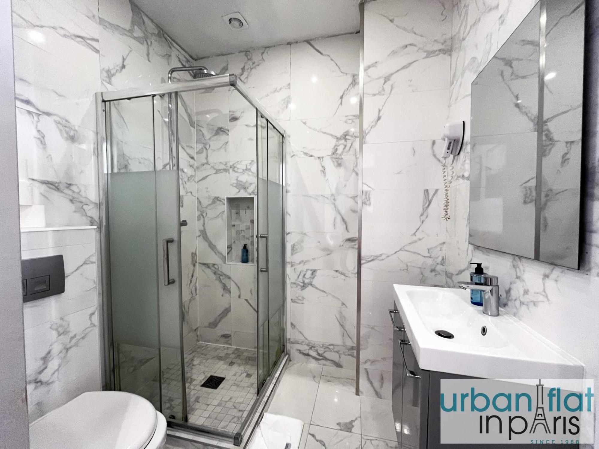 44 - Pretty 2 Bdr Flat In Apartment *