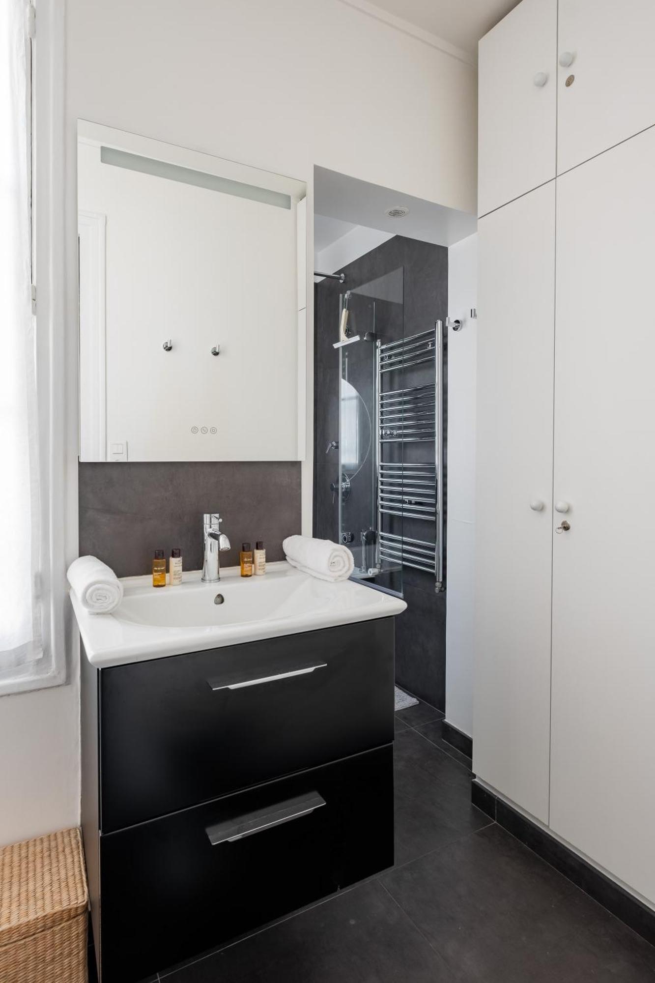 Veeve - Literary Radiance Apartment