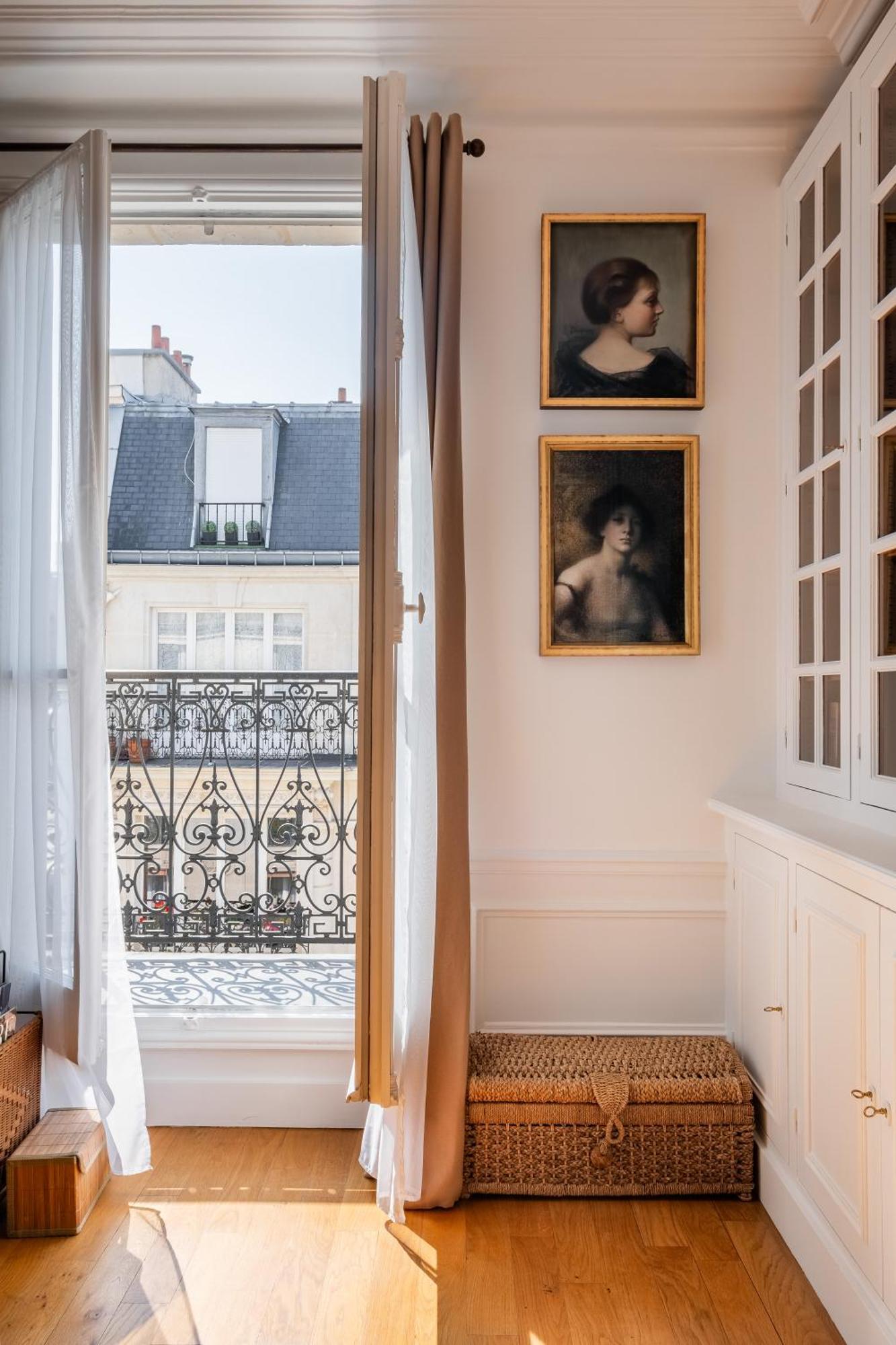 Veeve - Literary Radiance Paris