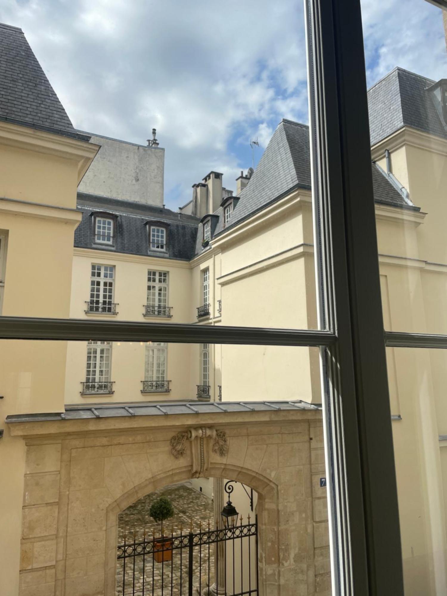 Golden Braque: Luxury Meet History Appartement Paris